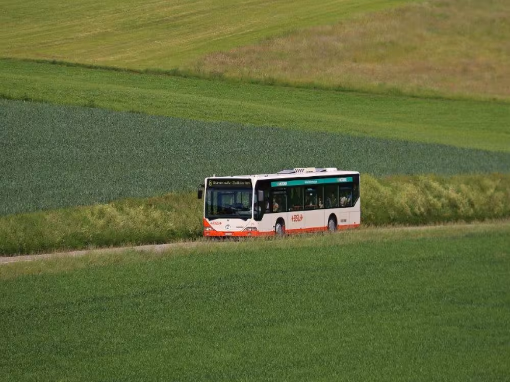BSU Bus fährt auf der Landstrasse