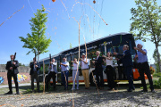 Der neue e-Bus wird feierlich eingeweiht.