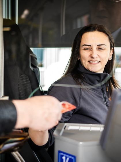 Buschauffeurin nimmt Geld entgegen