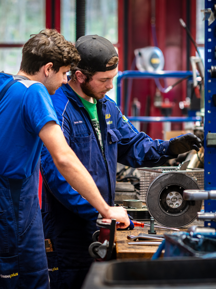 Zwei Mechaniker am Arbeiten